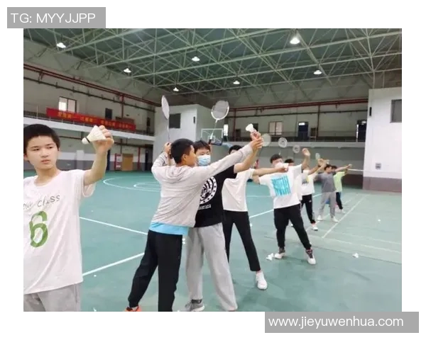 科学羽毛球灵活性训练方法与欧冠足球技巧的结合探索 科学羽毛球灵活性训练方法与欧冠足球技巧的结合探索